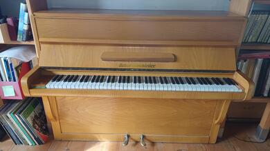 Klavier zu verschenken