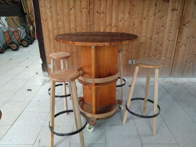 Bartisch mit 4 Hockern