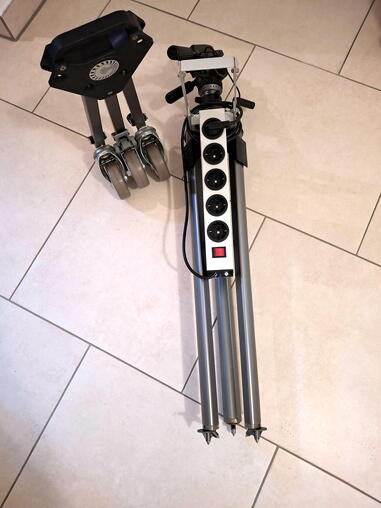 Dreibein-Stativ auf Rollen