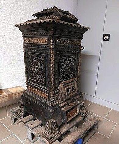 Antiker, dekorativer Ofen Gusseisen