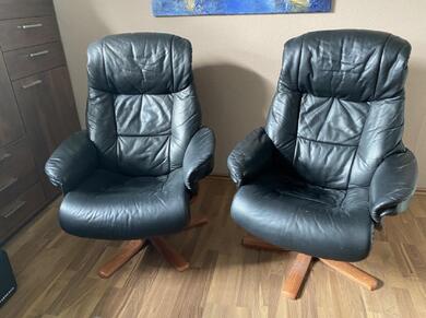 2 Ledersessel mit Hocker