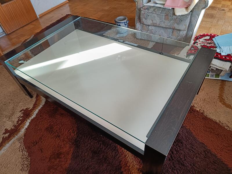 Couchtisch mit Glasplatte