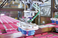 The mGrip finger gripper from Schmalz grips sensitive foodstuffs hygienically, flexibly and reliably with soft, pneumatically controlled fingers.