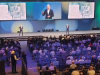 CEO Stefan Scheiber (li.) und CTO Ian Roberts begrüßten die Gäste auf der Hauptbühne.