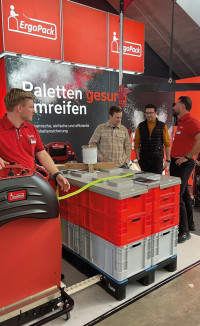 Das Vertriebsteam von ErgoPack demonstriert alle Systeme live an ihrem Messestand.