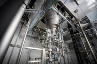 Sprühturm der neuen hochmodernen Dreidoppel-SprayDREI Sprühtrocknungsanlage am Standort Langenfeld.