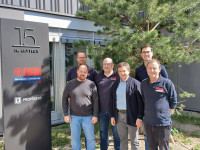 Herbert Hahnenkamp (3. v. r.), General Manager DACH, und Mitarbeiter.