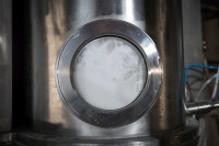 Trocknungsprozess: Der Sprühnebel aus feinsten Tröpfchen fällt durch einen Heißluftstrom und trocknet durch Verdampfung zu einem feinen Pulver.