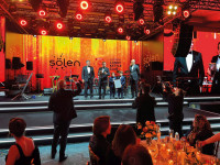Heiko Kühn (left) and Thomas Bischof (right), the chairmen of the ECKC, gave the trophy to Erdogan Çoban.