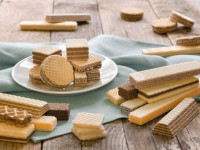 Flache Waffeln in verschiedenen Formen mit verschiedenen Cremefüllungen. Der OptiBake ist im Herstellungsprozess eine wichtige Ergänzung.