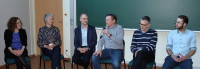 Die Referent/innen während der abschließenden Podiumsdiskussion (v. l. n. r.): Dr. Julia Scherb-Forster (LGL Bayern, Oberschleißheim), Dr. Julia Gelbert (Lebensmittelverband Deutschland, Berlin) Dr. Andreas Nagel (JRS, Rosenberg), Jürgen Sieg (JRS), Prof. Dr. Mirko Bunzel (KIT, Karlsruhe) und Dr. Felix Kerlikowsky (Leibniz-Universität, Hannover)