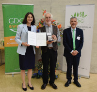 Dr Konrad Grob, founder of MOSH/MOAH analysis, received the Joseph König Memorial Medal in Halle, the highest award of the German Chemical Society, represented here by board member Dr Katrin Hoenicke. The laudatory speech was given by Prof. Dr Gerd Hamscher, Chairman of the Food Chemistry Society.