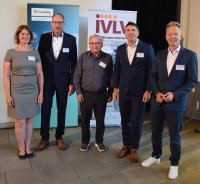 Dr. Isabell Rothkopf (Fraunhofer-Institut für Verfahrenstechnik und Verpackung IVV), Oliver Stricker (August Storck KG), Dr. Gottfried Ziegleder (Fraunhofer IVV), Dr. Marc Lutz (Migros Industrie AG) und Dr. Tobias Voigt. Alle fünf organisierten, moderierten und/oder referierten auf der lukrativen Tagung in Freising. Dr. Marc Lutz führte letztmalig durch das Programm.