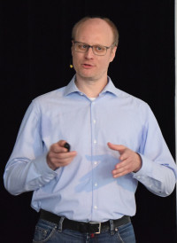 Die Wirkung einer Ultraschallbehandlung von Schokolade zeigte Dominik Ulrich Geier, TU München Lehrstuhl für Brau- und Getränketechnologie. Er kam zu dem Schluss, dass die Einbringung mechanischer Energie durch Ultraschall die Kristallisationskeimbildung in unterkühlter Schokolade durch lokale Druck und Temperaturgradienten fördert, was zu einer beschleunigten und kontrollierten Kristallisation führt.