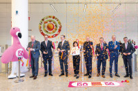 Ribbon Cutting mit Vertretern der Verbände und Koelnmesse Geschäftsführung (v. l. n. r.): Gerald Böse (Vorsitzender der Geschäftsführung, Koelnmesse), Bastian Fassin (Vorsitzender, Arbeitskreis Internationale Süßwarenmesse (AISM)), Dr. Carsten Bernoth (Hauptgeschäftsführer, Bundesverband der Deutschen Süßwarenindustrie (BDSI)), Prof. Dr. Katharina Riehn (Vizepräsidentin der Deutschen Landwirtschafts-Gesellschaft (DLG)), Carola Herbst (Stellvertretende Geschäftsführerin, Deutsche Landwirtschafts-Gesellschaft (DLG)), Ulrich Zuenelli (Vorsitzender des Aufsichtsrats Sweets Global Network (SG)), Joachim Eckert (Vorstandsvorsitzender, Sweets Global Networks (SG)), Oliver Frese (Geschäftsführer, Koelnmesse).