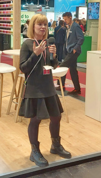 Theresa Fischer (GNT Europe) brachte den Teilnehmenden die Farben näher und erklärte unter anderem die Farbveränderungen bei unterschiedlichen pH-Werten.