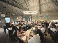 During the convivial get-together in the evening, the topics of the day were eagerly discussed further.