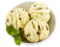 Cremiges Vanilleeis kombiniert mit knuspriger Schokolade und anderen Einlagen. Das funktionelle System von Planteneers sorgt für eine glatte Basis, die die Einlagen schön trägt und gleichzeitig eine verwöhnende Textur beibehält.