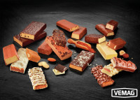 Energy und Protein-Riegel mit dem MMP223: gewichtsgenau portioniert und mit perfektem Schnittbild auch mit Toppings und großstückigen Zutaten.