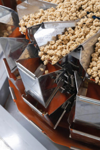 Grammgenau: Die Ishida CCW-SE beim Verwiegen von Popcorn mit Schoko-Anteil.