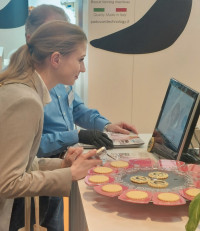 Am Gemeinschaftsstand der DLG, des BDSI, der ZDS und vom Verband SG Network gab es die Möglichkeit individuelle Kekse mit dem Drucker Eddy der Firma DTM zu erstellen.

Vielen Dank allen Beteiligten für die Unterstützung und investierte Zeit, um die von Sweets Processing organisierten Guided Tours zu einem Erfolg werden zu lassen. 