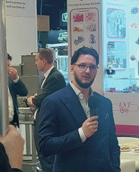 Marvin Wolf übernahm die Präsentation bei der Lothar A. Wolf Maschinenfabrik und berichtete unter anderem über neueste Entwicklungen beim Dragieren.
