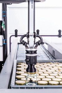 Thanks to AI vision technology, the tog.519 picks up both unsorted and sorted products with high-level accuracy.