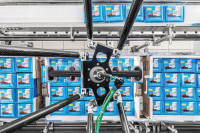 Die Tafeln werden in Kartonsteigen angeliefert und dem Verpackungsprozess zugeführt.