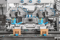 … und dreht das Werkzeug, ...