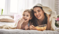 Enjoying together: Mother and daughter enjoy the wide range of snacks. (Images: Mettler-Toledo)