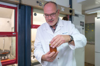 For Frank Möllering, Head of Research & Development at Nutriswiss, the best possible sensory evaluations are essential in order to guarantee the quality of high-quality oils and fats. (Images: Nutriswiss)