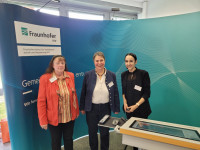 Über die gelungene Veranstaltung freuten sich (v. li.) Dr. Monika Tönnießen von Henkel, die Obfrau der Arbeitsgruppe, und Dr. Angelas Störmer vom Fraunhofer IVV, wissenschaftliche Betreuerin der Arbeitsgruppe, hier mit Heidi Moor von SQTS Swiss Quality Testing Services.