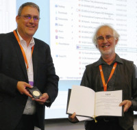 Dr Konrad Grob (right) accepted the Kaufmann Memorial Lecture award in Berlin. Dr Torben Küchler (President DGF), Dr Konrad Grob. (Image: DGF)