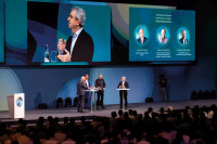 Yonatan Golan, CEO and Co-Founder des israelischen Scale-ups Brevel, berichtete über die Herstellung von Ingredienzien mittels einer einzigartigen, beleuchteten Fermentation und Mikro-Algen. Rechtes Bild: Bühler CTO Ian Roberts moderierte die Podiumsdiskussion mit Thomas Zurbuchen (ETH Zürich), Johan Rockström (Potsdam-Institut für Klimafolgenforschung) und Laurent Freixe, CEO von Nestlé (von links).