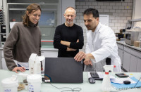 Gründer und CEO Christian Schaub (Mi.) und Mathilde Dupin schauen sich im Labor mit einem Mitarbeiter die Daten einer aktuellen Auswertung an. Noch gibt es viel zu lernen.