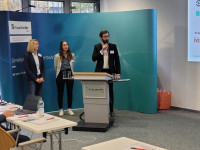 Laufende Projekte wie ­Safe-Cycle befassen sich damit, wie sich Recycling auf die Sicherheit von ­Polyolefin- und PS-­Verpackungen auswirkt. Dr. Anke Deden (li.) vom Fraunhofer IVV, ­Natascha Matausch vom ofi und Lukas Prielinger vom FH Campus Wien gaben ­Einblicke in die Studien.