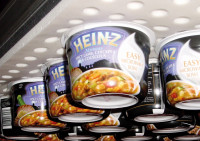 The vacuum flat gripper enables the secure gripping of various packaging containers and mixed pallets even in fast-moving production processes.