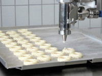 Mit einem Füllkopf werden Backbleche, Backformen, Tortenringe und verschiedenste Gefäße wie Gläser und Becher schnell und exakt befüllt.