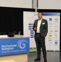 Sustainability and efficiency were key topics at the symposium, which were examined from every possible angle: (from left) Dr Cornelia Stramm from Fraunhofer IVV explained the current research approaches to the influence of recycled materials on future packaging developments. ­Daniel Künstner from cobot provider Jugard+Künstner demonstrated the practical application, and Christoph Waldau provided an overview.