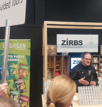 Zirbs Verpackungen steht für optimale und individuelle Kunststoffverarbeitung im Bereich Produktverpackungen. Martin Zirbs informierte unter anderem über BPA-freie Formen.