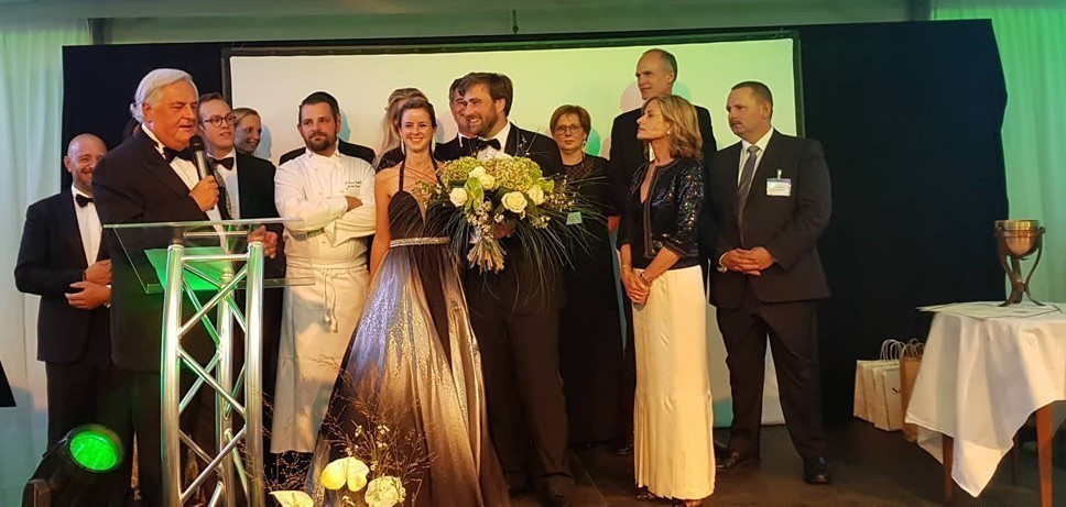 Jean-Paul Burrus (am Pult), Inhaber von Chocolatier Schaal, freut sich mit seinem Team über die Auszeichnung Jean-Paul Burrus (am Pult), Inhaber von Chocolatier Schaal, freut sich mit seinem Team über die Auszeichnung