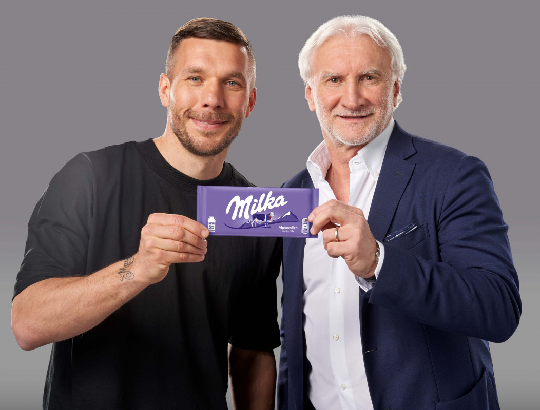 Lukas Podolski und Rudi Völler treten als neue Milka-Markenbotschafter auf (Foto: Mondelez International) Lukas Podolski und Rudi Völler treten als neue Milka-Markenbotschafter auf (Foto: Mondelez International)