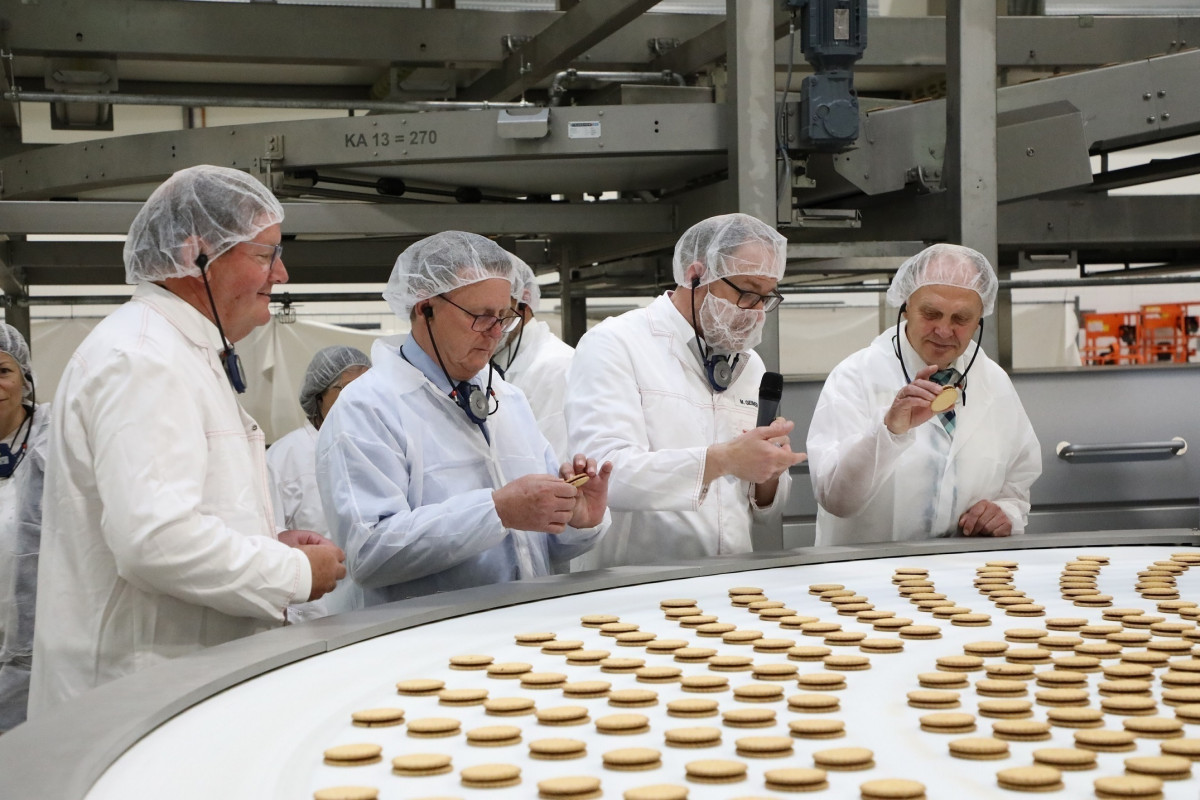 Offizieller Besuch vor Ort: (v. li.) Andreas Land, Gesellschafter von Griesson - de Beukelaer, Ministerpräsident Bodo Ramelow, GdB-Werksleiter Marco Geimer und Dr. Andreas Heller, Landrat des Saale-Holzland-Kreises. (Foto: Claudia Preuß) Offizieller Besuch vor Ort: (v. li.) Andreas Land, Gesellschafter von Griesson - de Beukelaer, Ministerpräsident Bodo Ramelow, GdB-Werksleiter Marco Geimer und Dr. Andreas Heller, Landrat des Saale-Holzland-Kreises. (Foto: Claudia Preuß)