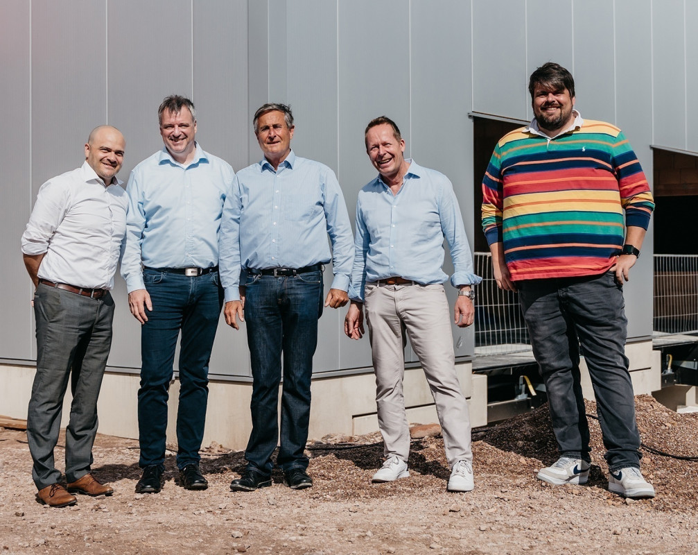 Richtfest am Erfurter Kreuz: (v. li.) Jung-Geschäftsführer Peter Neff, Beigeordneter der Stadt Arnstadt Stefan Fricke, Beiratsmitglieder und Jung-Gesellschafter Jörg Dennig und Stefan Kühlbrey sowie Jung-Geschäftsführer Dennis Dennig (Foto: Jung) Richtfest am Erfurter Kreuz: (v. li.) Jung-Geschäftsführer Peter Neff, Beigeordneter der Stadt Arnstadt Stefan Fricke, Beiratsmitglieder und Jung-Gesellschafter Jörg Dennig und Stefan Kühlbrey sowie Jung-Geschäftsführer Dennis Dennig (Foto: Jung)