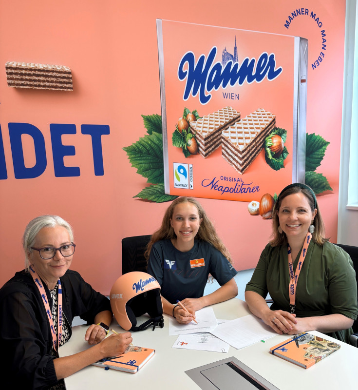 Große Zuversicht bei der Vertragsunterzeichnung: (v. li.) Vorständin Sabine Brandl, Meghann Wadsak und Sponsoring-Verantwortliche Karin Steinhart (Foto: Manner)
Große Zuversicht bei der Vertragsunterzeichnung: (v. li.) Vorständin Sabine Brandl, Meghann Wadsak und Sponsoring-Verantwortliche Karin Steinhart (Foto: Manner)