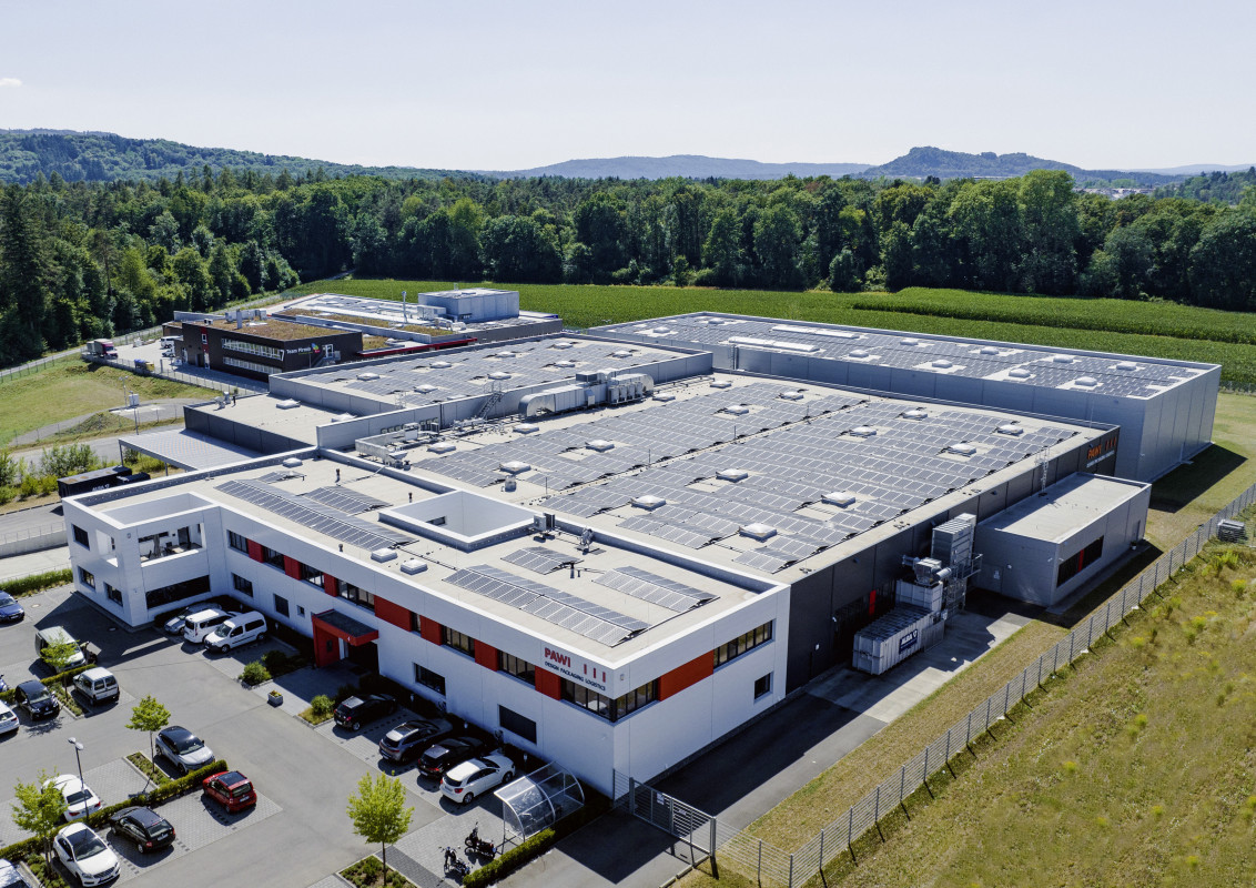 Das Hauptgebäude von Pawi Packaging (Administration, Produktion) und der Erweiterungsbau (Lager) im Hintergrund (Foto: Pawi Packaging) Das Hauptgebäude von Pawi Packaging (Administration, Produktion) und der Erweiterungsbau (Lager) im Hintergrund (Foto: Pawi Packaging)