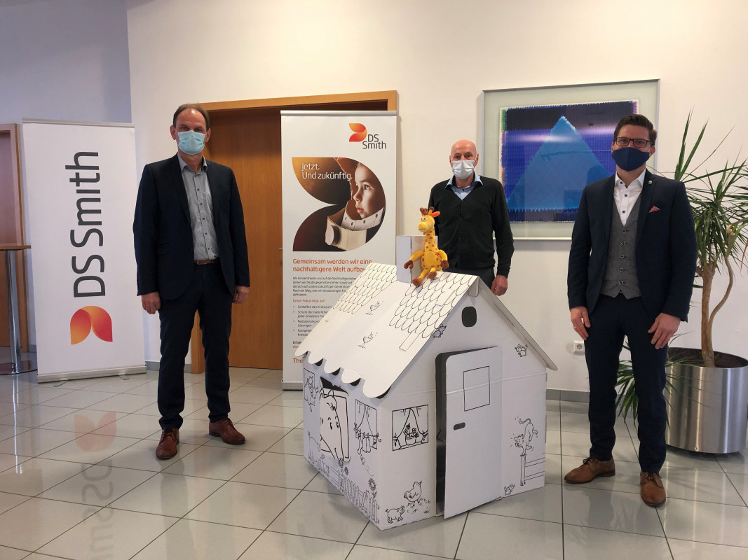 Michael Lamprecht, Cluster Director South bei DS Smith Packaging Deutschland/Schweiz, und Peter Scharfenecker, Site Manager Werk Nördlingen bei DS Smith, übergaben die Wellpappe-Häuser an den Nördlinger Oberbürgermeister David Wittner (v. li.). (Foto: DS Smith) Michael Lamprecht, Cluster Director South bei DS Smith Packaging Deutschland/Schweiz, und Peter Scharfenecker, Site Manager Werk Nördlingen bei DS Smith, übergaben die Wellpappe-Häuser an den Nördlinger Oberbürgermeister David Wittner (v. li.). (Foto: DS Smith)