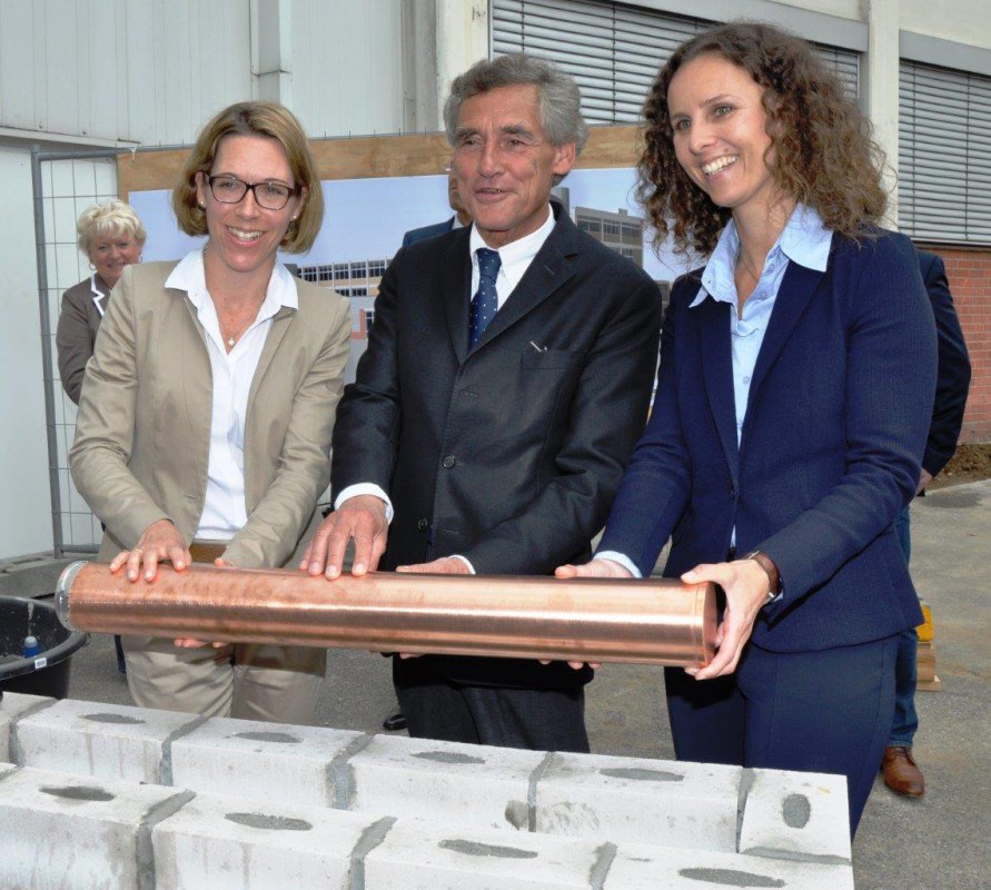 Die beiden Geschäftsführerinnen Antonie Strait (li.) und Theresa Mehrens-Strait bei der Grundsteinlegung mit Bernd Saxe, dem Bürgermeister der Hansestadt Lübeck Die beiden Geschäftsführerinnen Antonie Strait (li.) und Theresa Mehrens-Strait bei der Grundsteinlegung mit Bernd Saxe, dem Bürgermeister der Hansestadt Lübeck