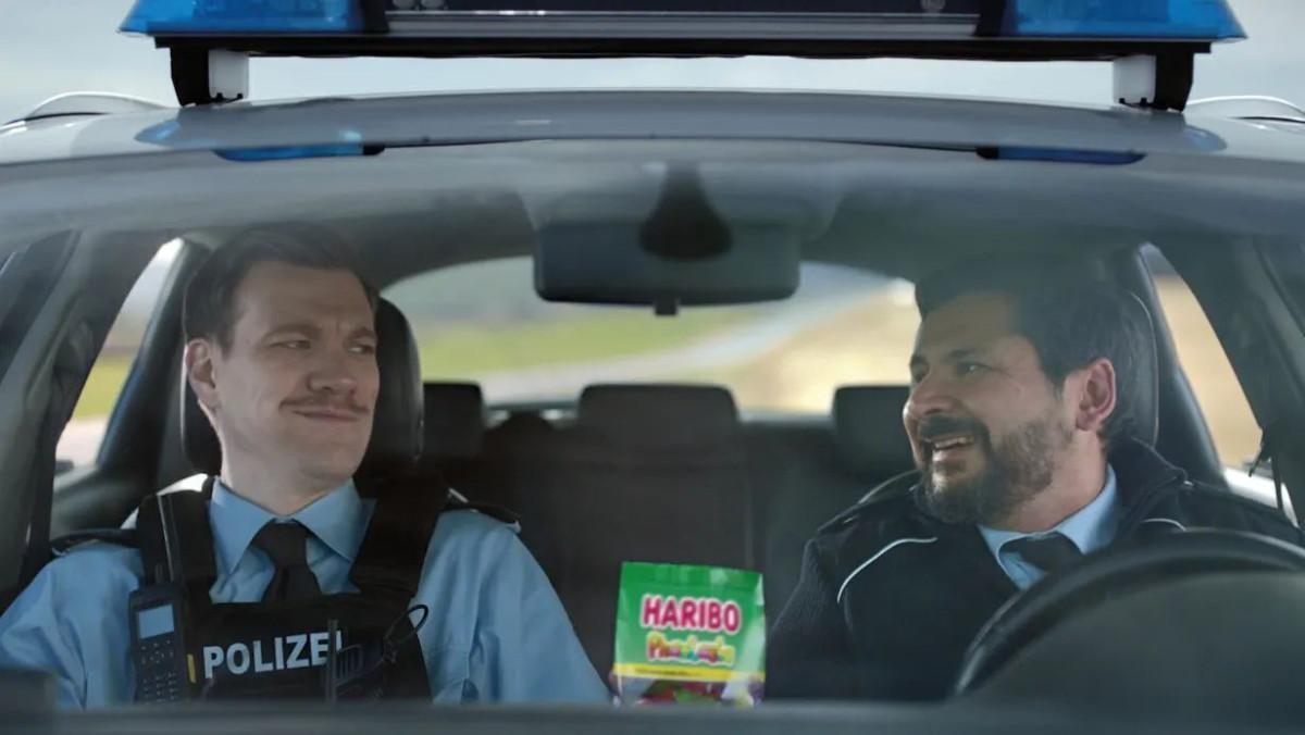 Den Haribo-Spot mit den Polizisten, die mit Kinderstimmen über das Colafläschchen aus Fruchtgummi debattieren, finden die Deutschen besonders lustig. (Foto: Haribo GmbH & CO. KG) Den Haribo-Spot mit den Polizisten, die mit Kinderstimmen über das Colafläschchen aus Fruchtgummi debattieren, finden die Deutschen besonders lustig. (Foto: Haribo GmbH & CO. KG)