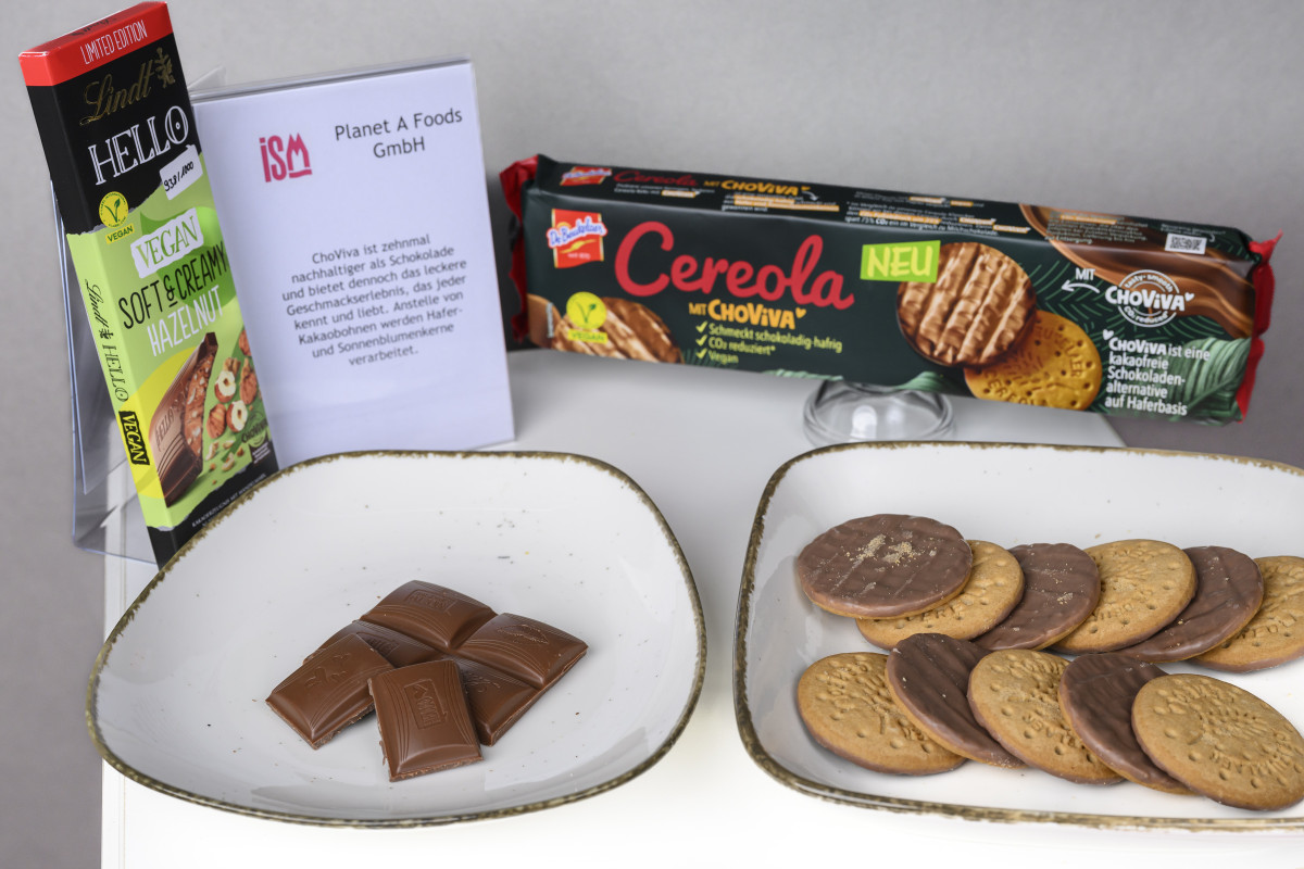 Planet A Foods ist beim ISM New Product Showcase mit ChoViva (kakaofreie Schokolade) auf Platz eins gelandet, hier Produktbeispiele von Lindt und Griesson - de Beukelaer (Foto: Koelnmesse) Planet A Foods ist beim ISM New Product Showcase mit ChoViva (kakaofreie Schokolade) auf Platz eins gelandet, hier Produktbeispiele von Lindt und Griesson - de Beukelaer (Foto: Koelnmesse)